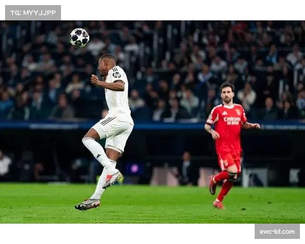 伯纳乌球场座无虚席,皇马球迷高歌助威营造欧冠之夜氛围 伯纳乌球场座无虚席,皇马球迷高歌助威营造欧冠之夜氛围